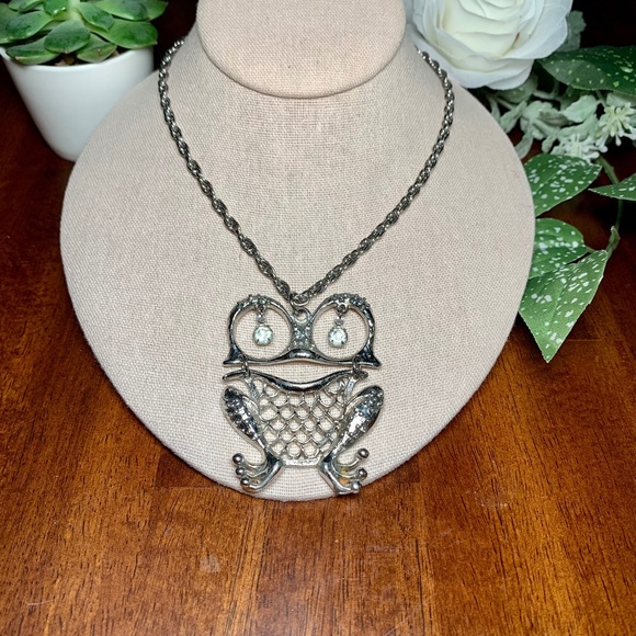 Vintage Articulated Silver Tone Frog Pendant Necklace with moving Crystal Eyes - Picture 1 of 7